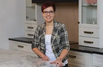 Contrôleure pour fabricant armoire de cuisine | Armoires Perreault